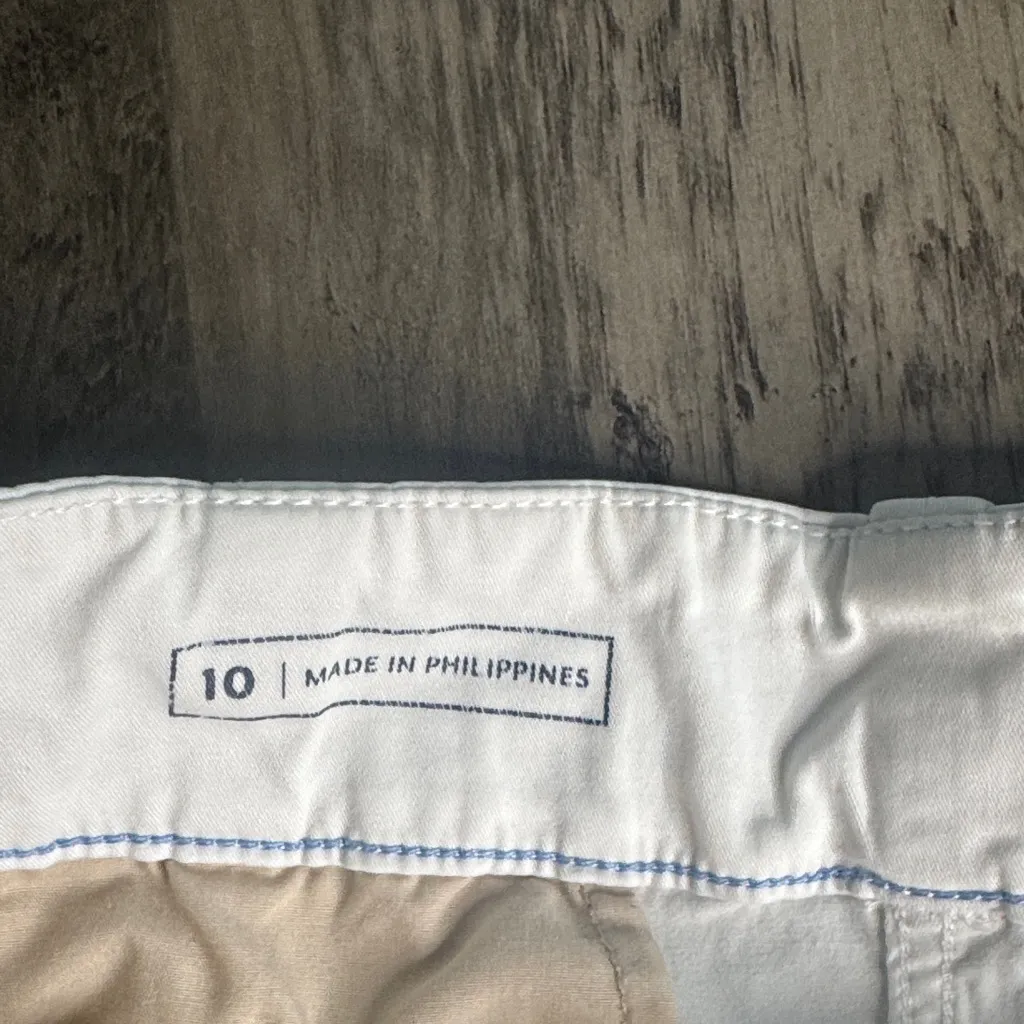 Vineyard Vines Women's White Shorts - Image 2
