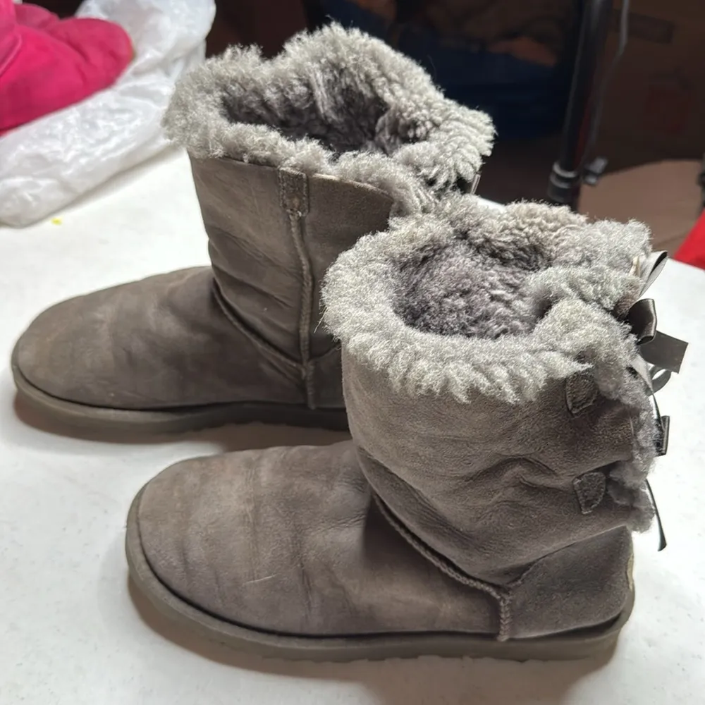 UGG  Bailey Bow II Grey Size 8 USED CONDITION - Image 7
