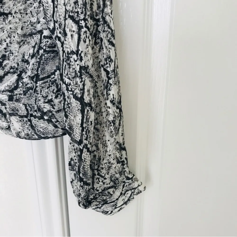 The Sang‎ python print knot long sleeves blouse size M - Image 7