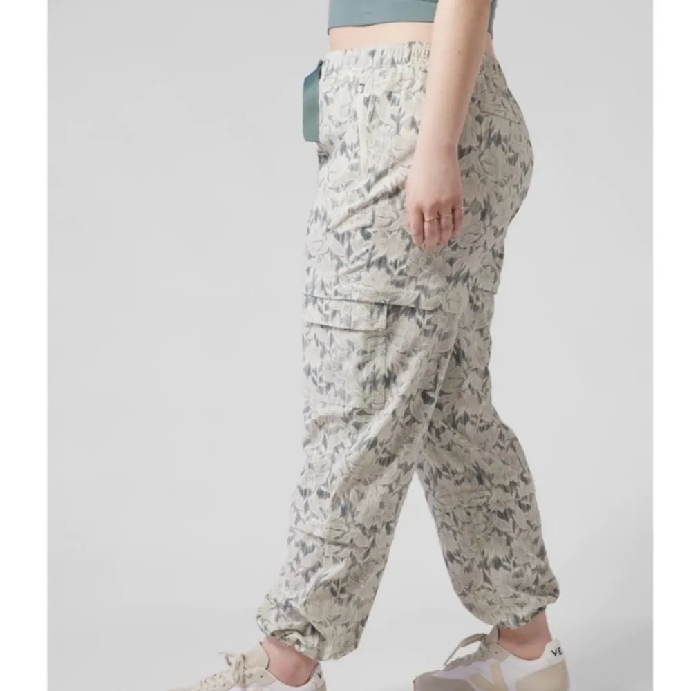 Athleta Trekkie Convertible Hike Pant Ethereal‎ Bloom Magnolia White 22 - Image 3