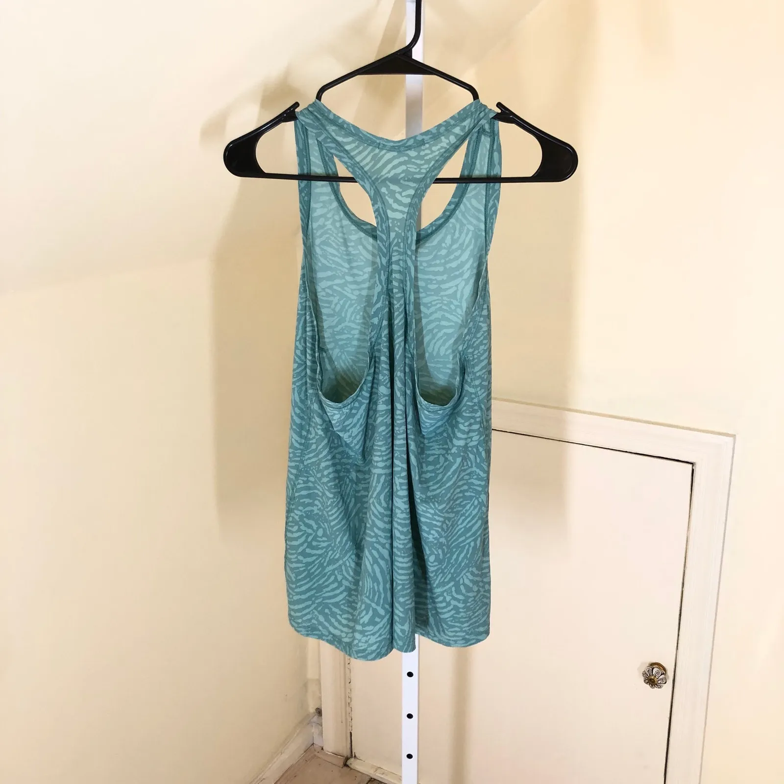 Athleta EUC Women's Green Animal Print Racerback Loose Fit Tank Size S - Image 3