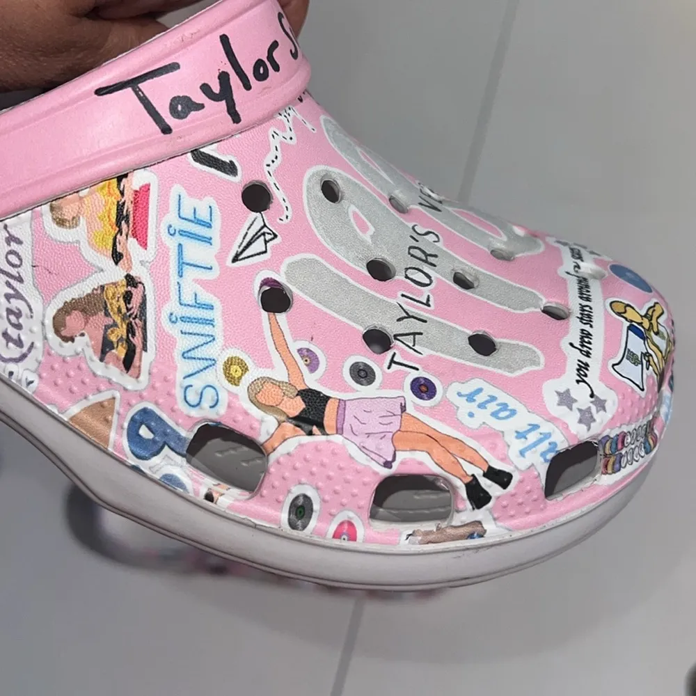 Taylor Swift Women’s Pink Graphic Slippers Hipposfashion size 41 - Image 4