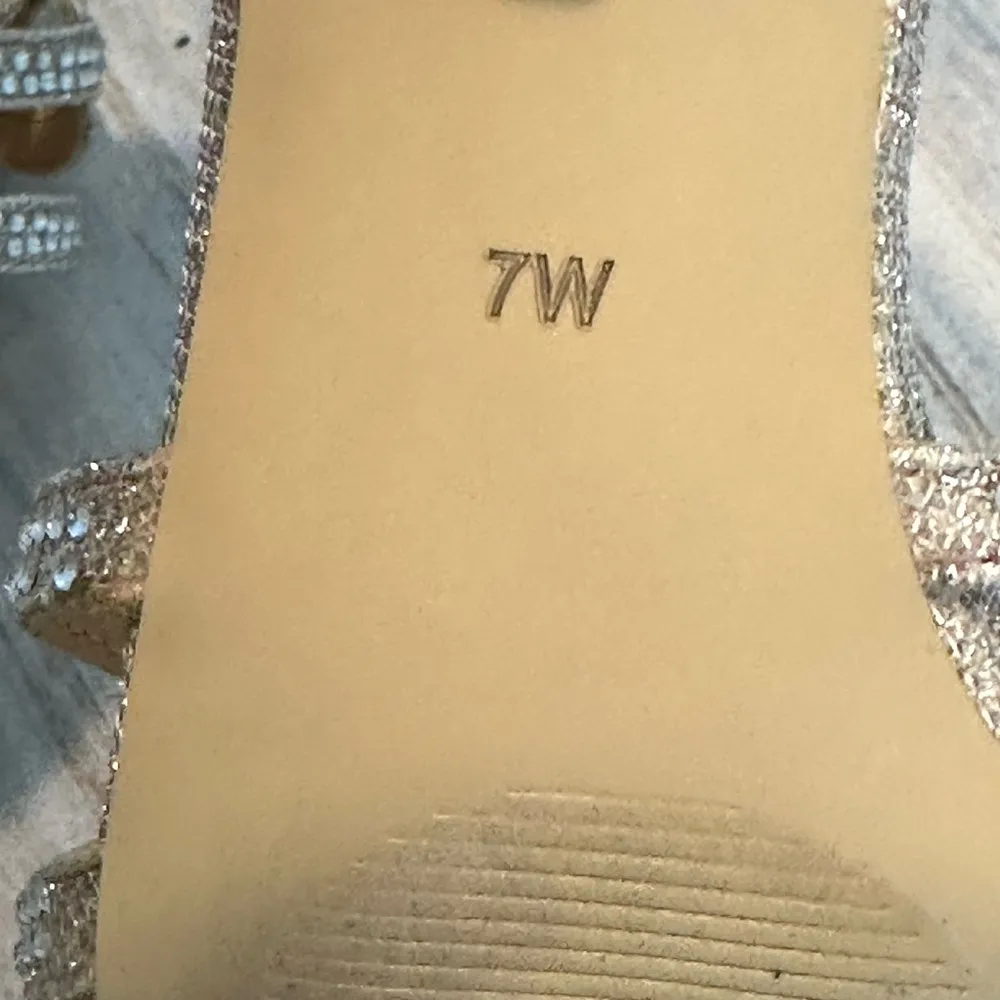 Badgley Mischka American Glamour size 7W silver sparkle kitten heels - Image 15