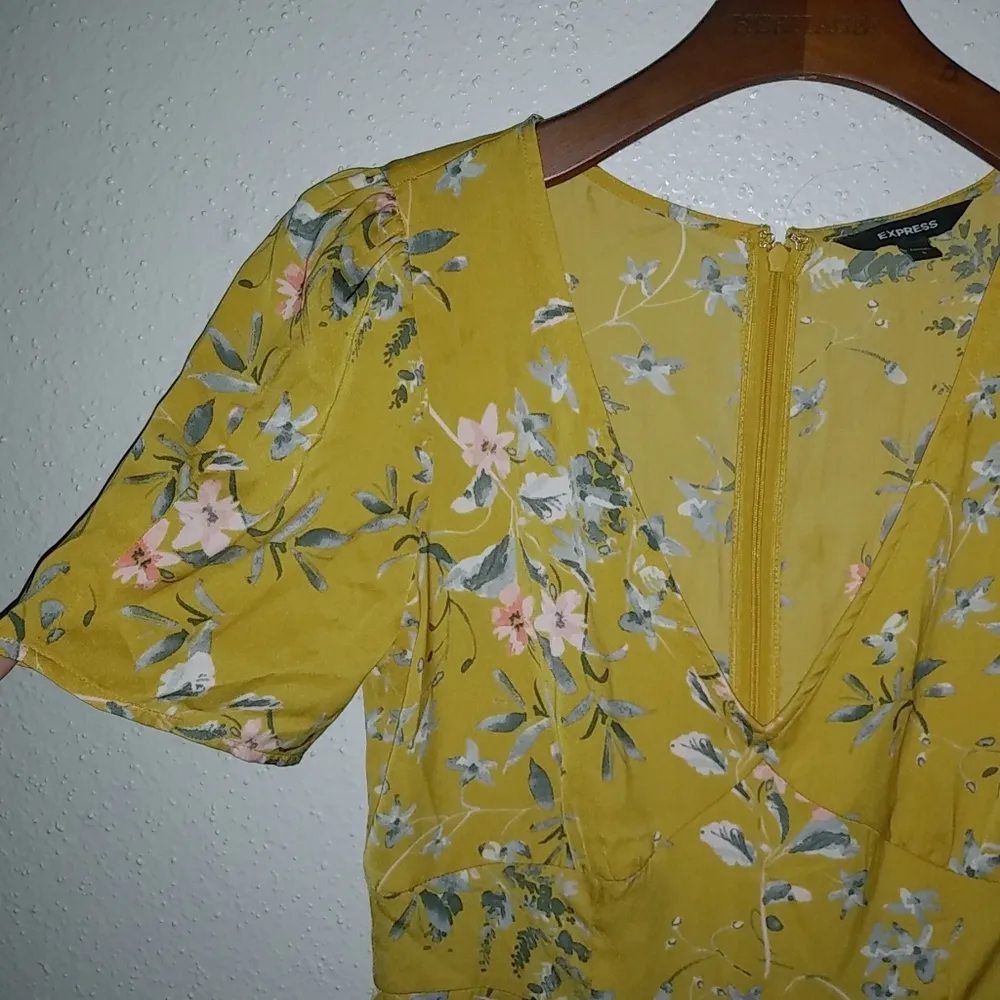 Express 6 Fit & Flare Summer Casual V-Neck Golden Yellow Floral Mini Dress - Image 5