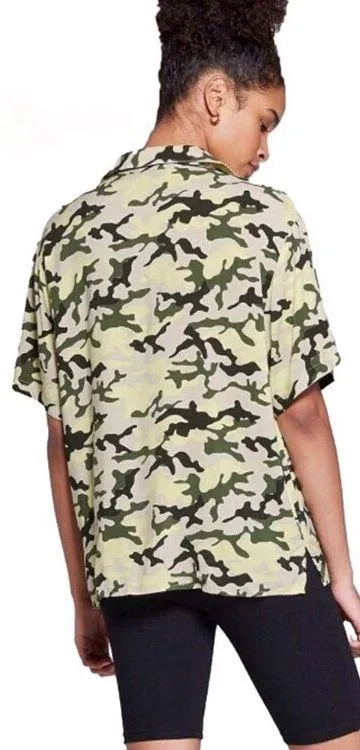 NWOT Camouflage Camo Print Beige Green Yellow Button Up Short Sleeve - Image 2