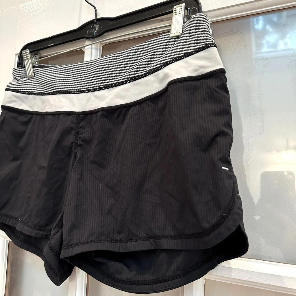 Lululemon Women's Athletic Run Speed Shorts in Black Navy Gray Size 8 Medium M - Image 2