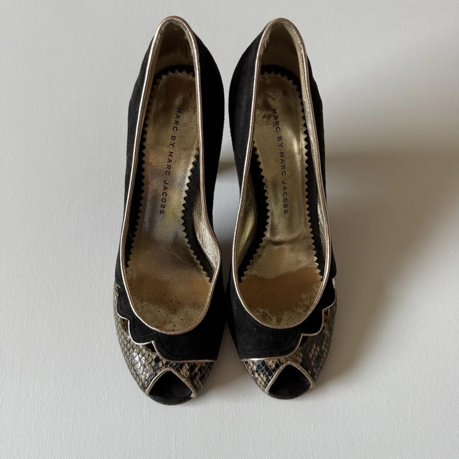 Marc Jacobs Peep Toe Heels Black Suede Snake Print Size‎ 37 - Image 2