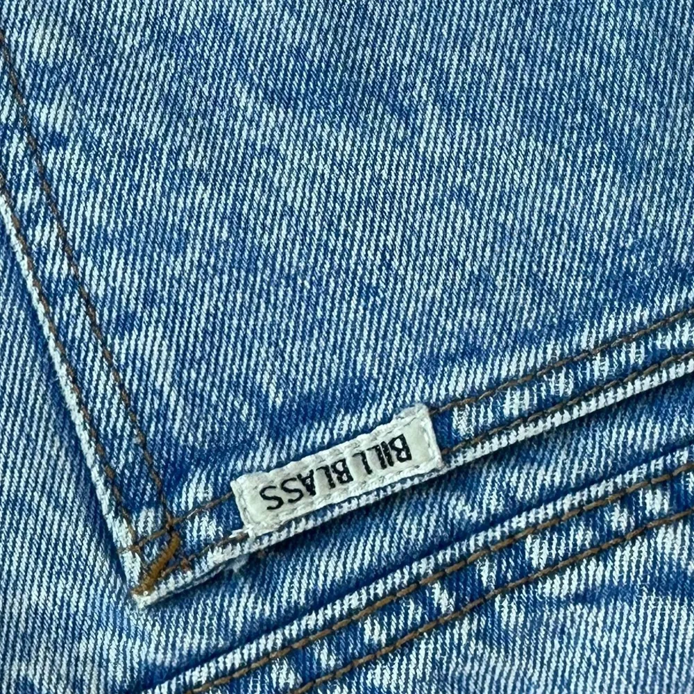 Vintage 80’s 90’s relaxed fit, high-waisted, tapered leg, light wash mom jean - Image 7