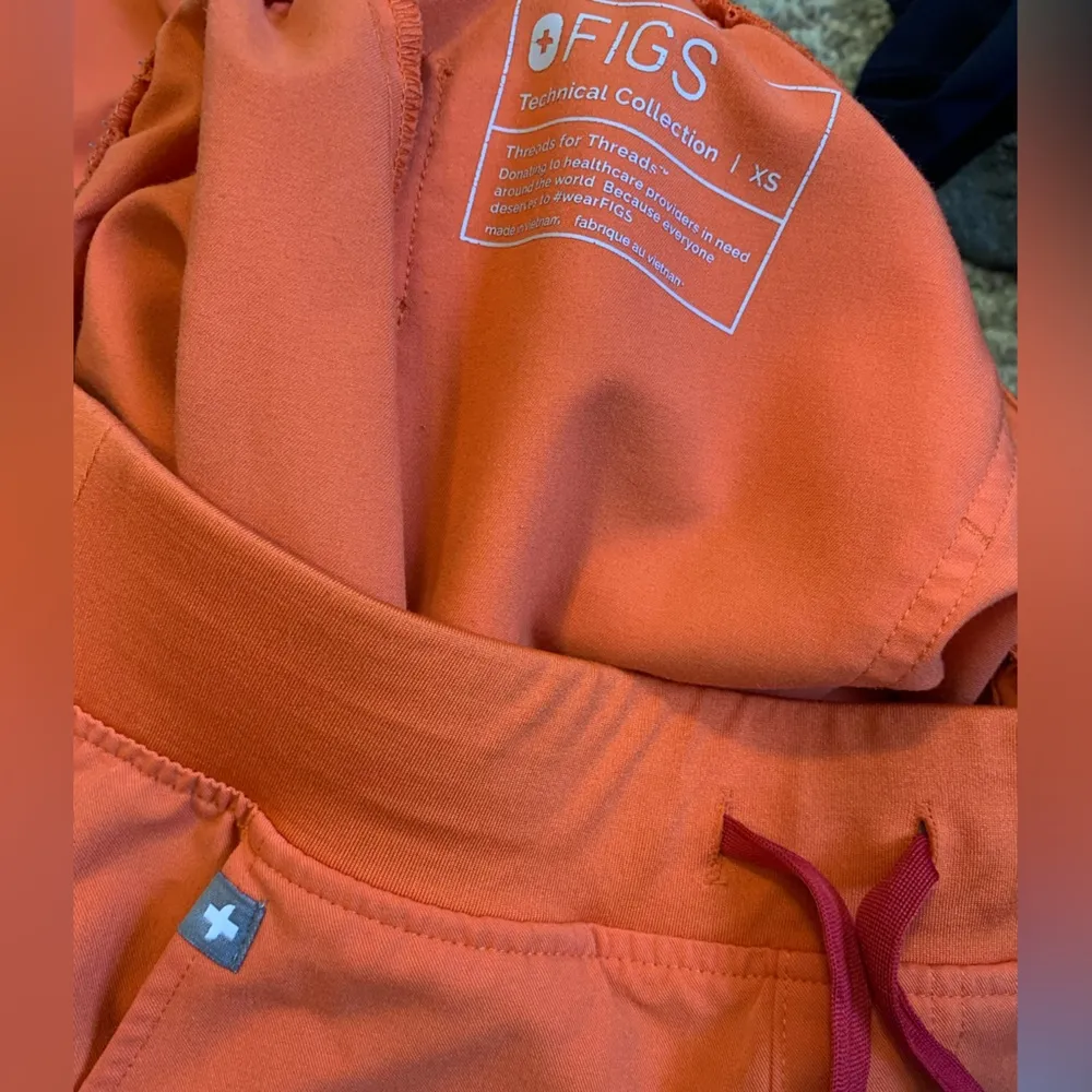 FIGS  scrub set sunset orange - Image 3