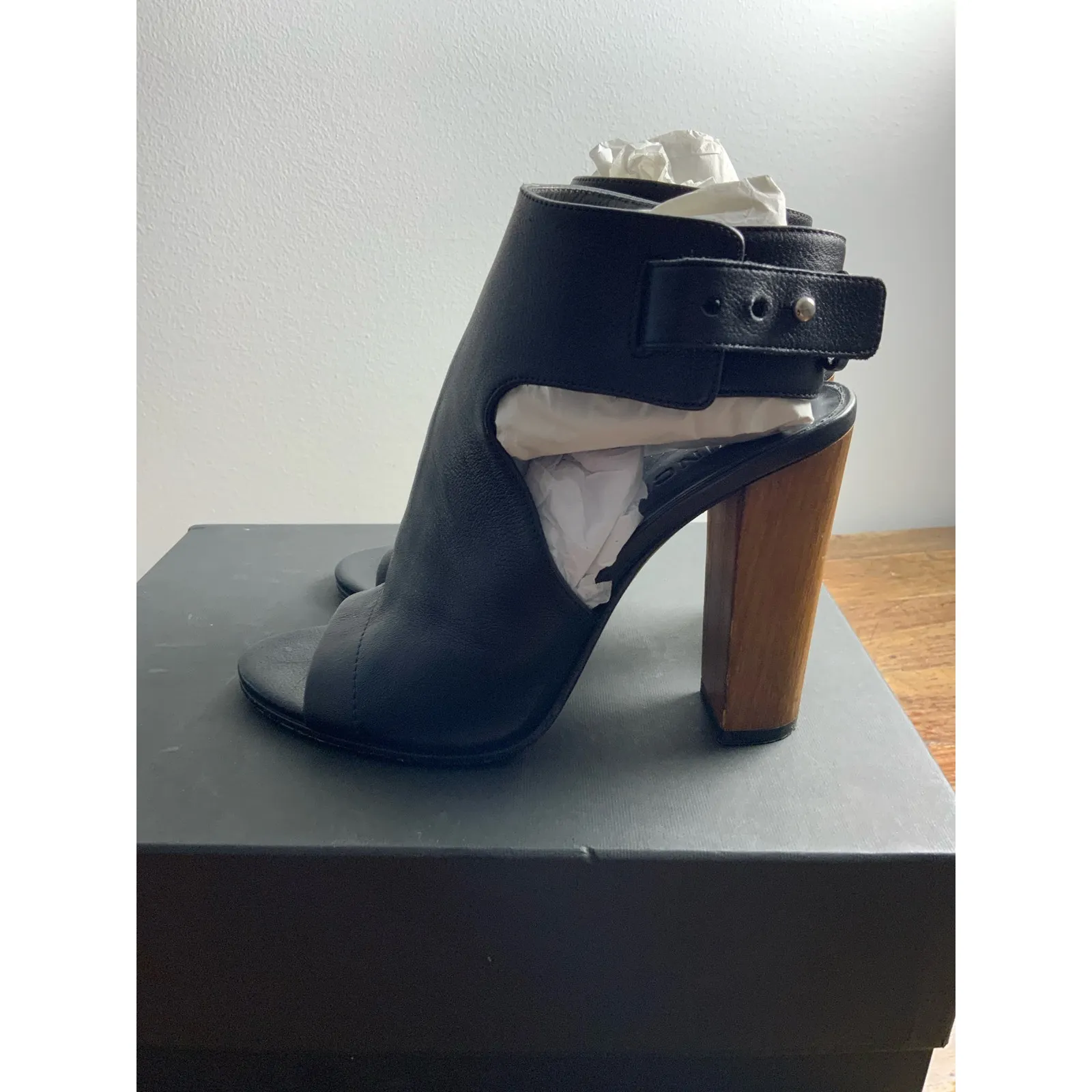 Vince Addie‎ Cutout Leather Sandal Black - Image 6