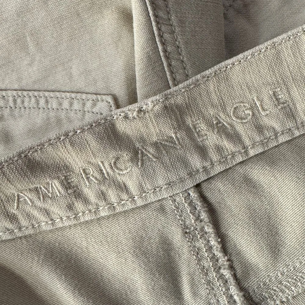 American Eagle SZ 6 Highest Rise Mom Jean Shorts Distressed Frayed Zip-Fly Beige - Image 6