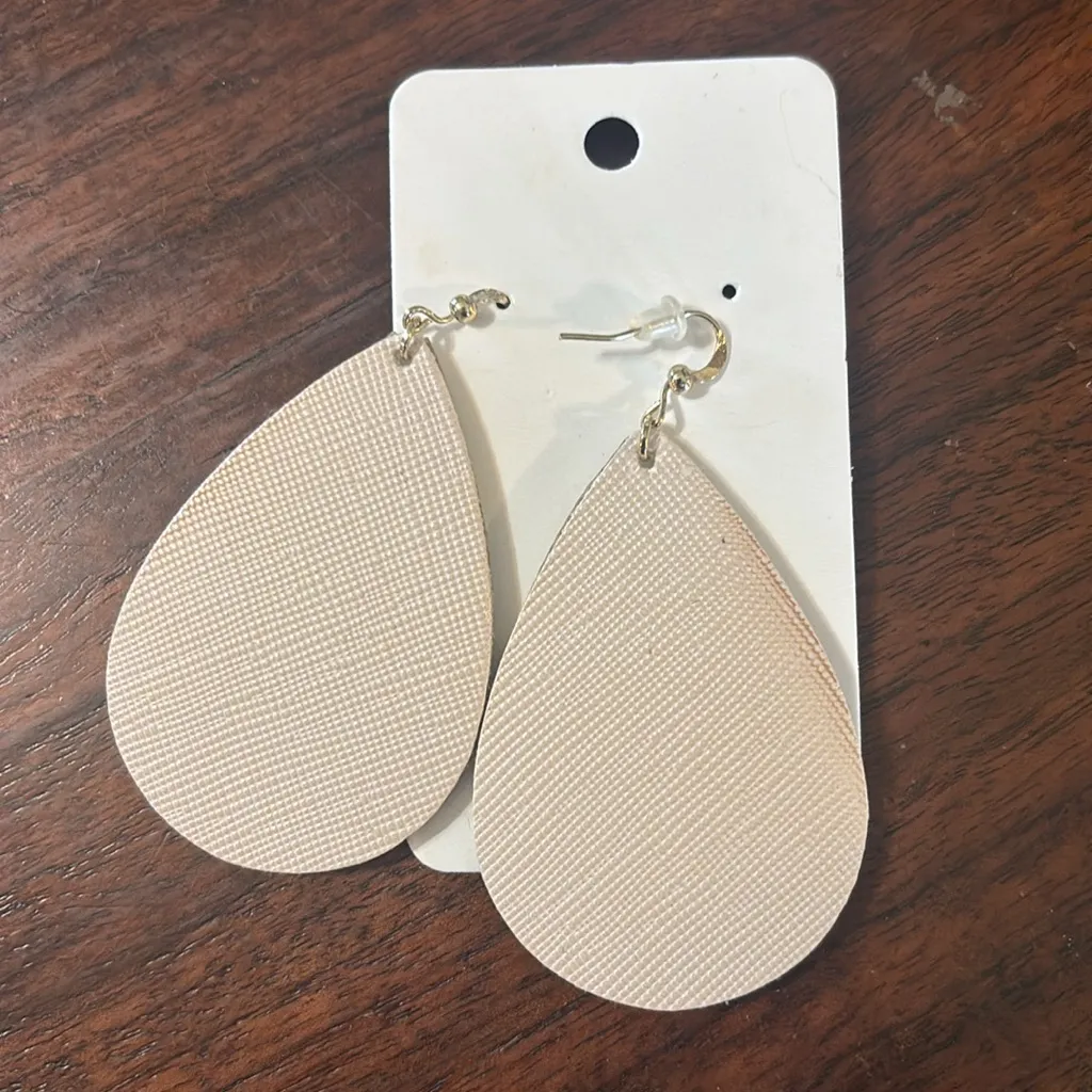 Plunder Ida Teardrop Leather Earrings in Ivory - Image 2