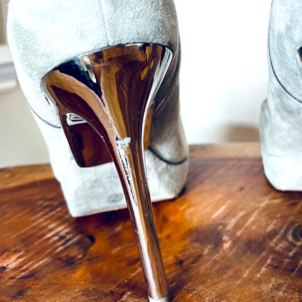 Women’s Michael KORS Grey Suede PLATFORM PUMPS Chrome heel sz 9 Almond toe Gray - Image 6