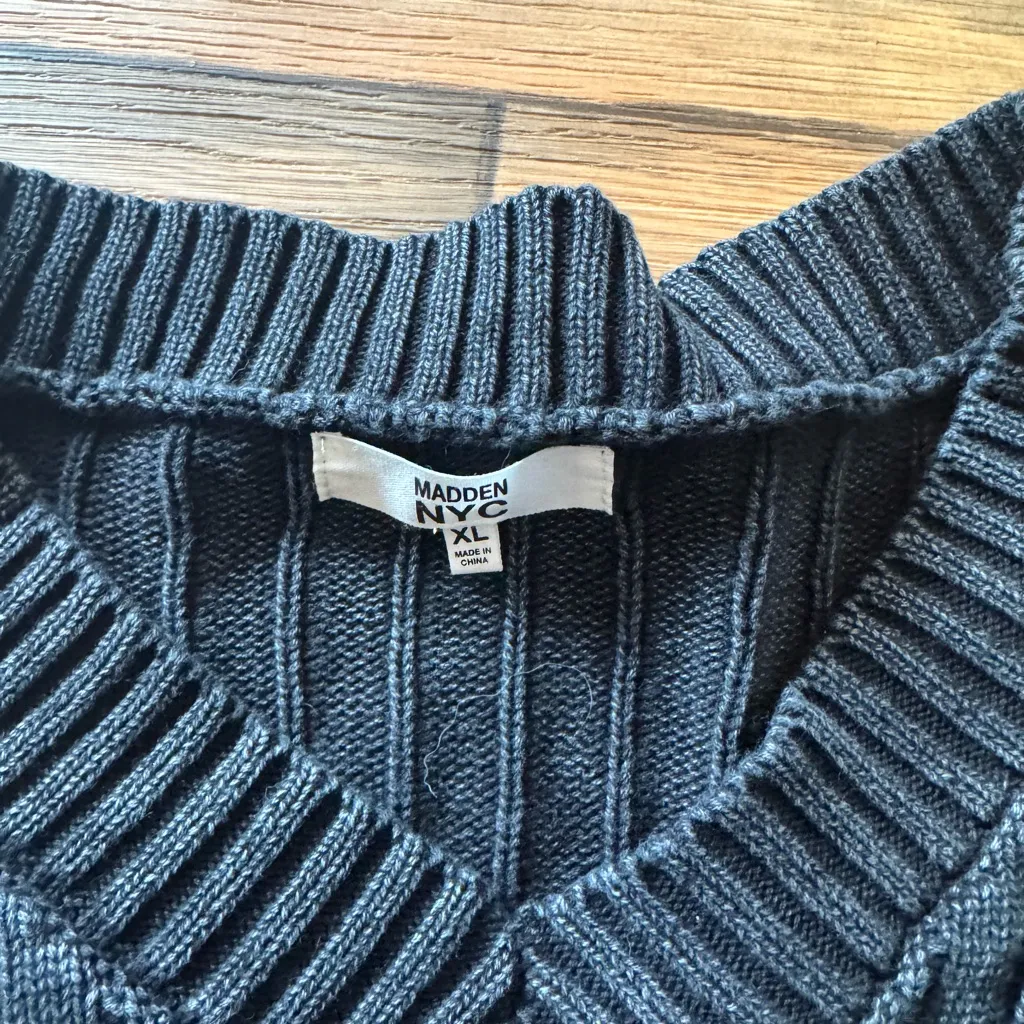 Elegant Black V - Image 2