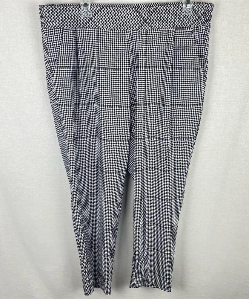 Torrid Black & White Plaid Houndstooth Crepe Pull-On Tapered Pant - Image 2