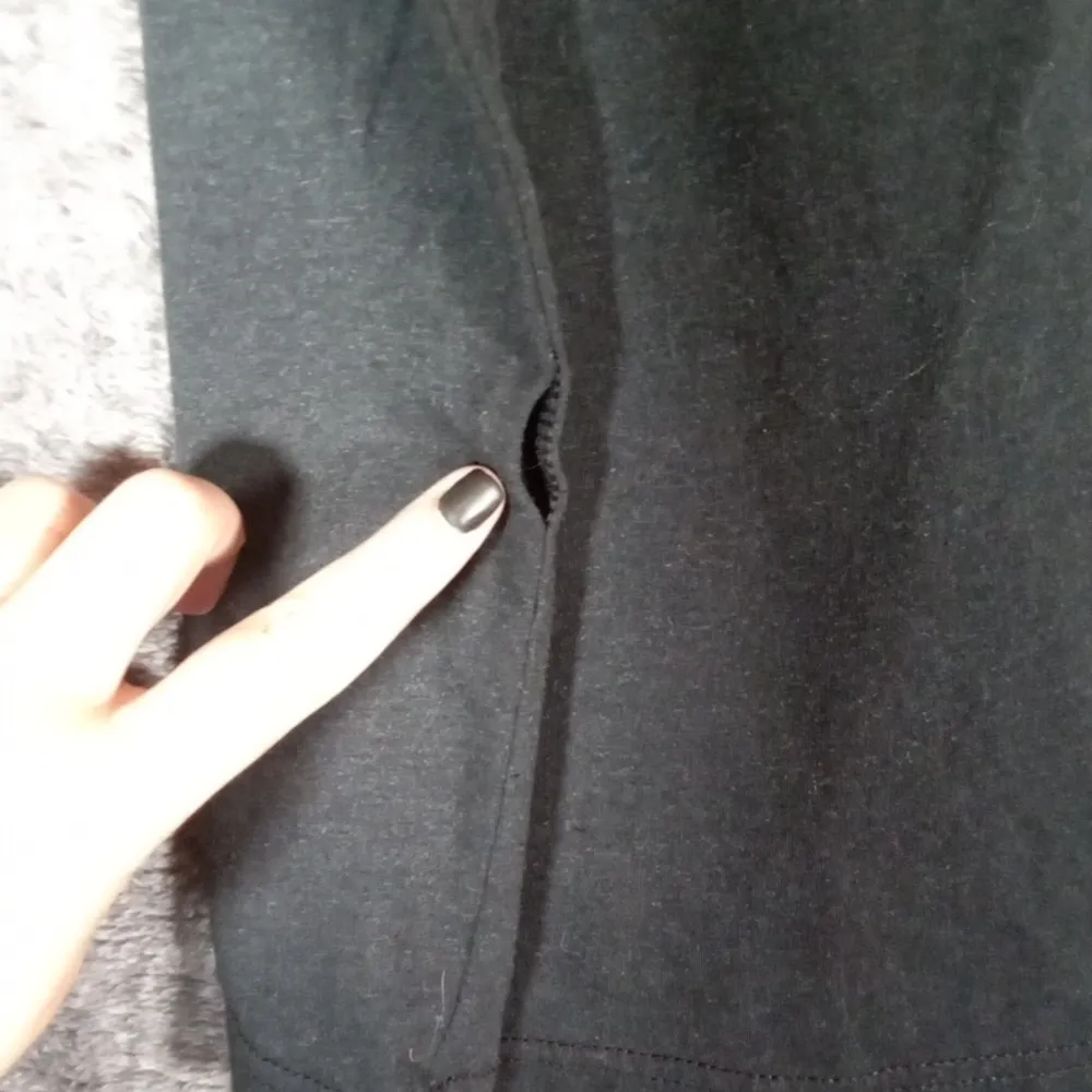 Buc-ees authentic short sleeve tee crew neck size Medium women (small flaw) - Image 4