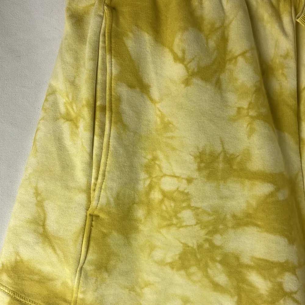 All in motion yellow and cream Tye Dye shorts woman’s extra small - Image 3