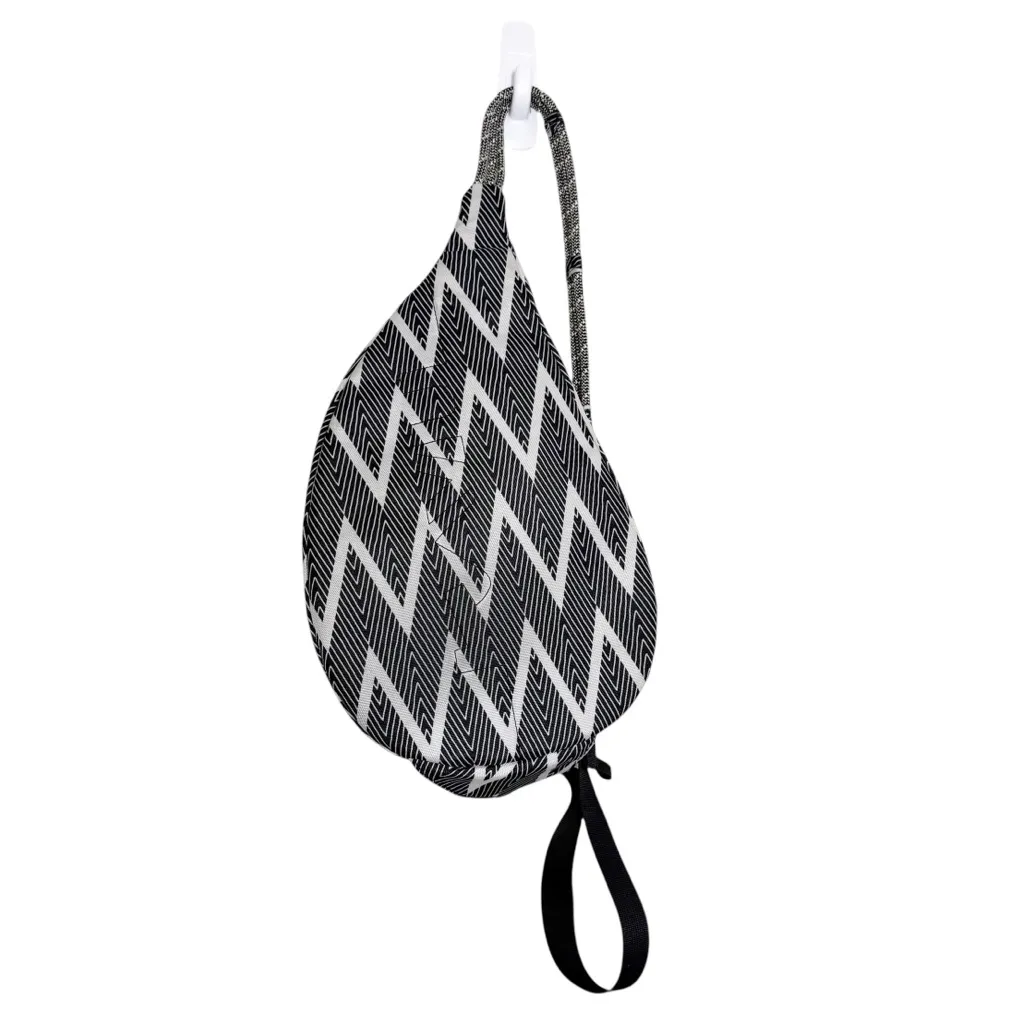 Kavu Black and White Chevron Rope Sling Bag - Image 5