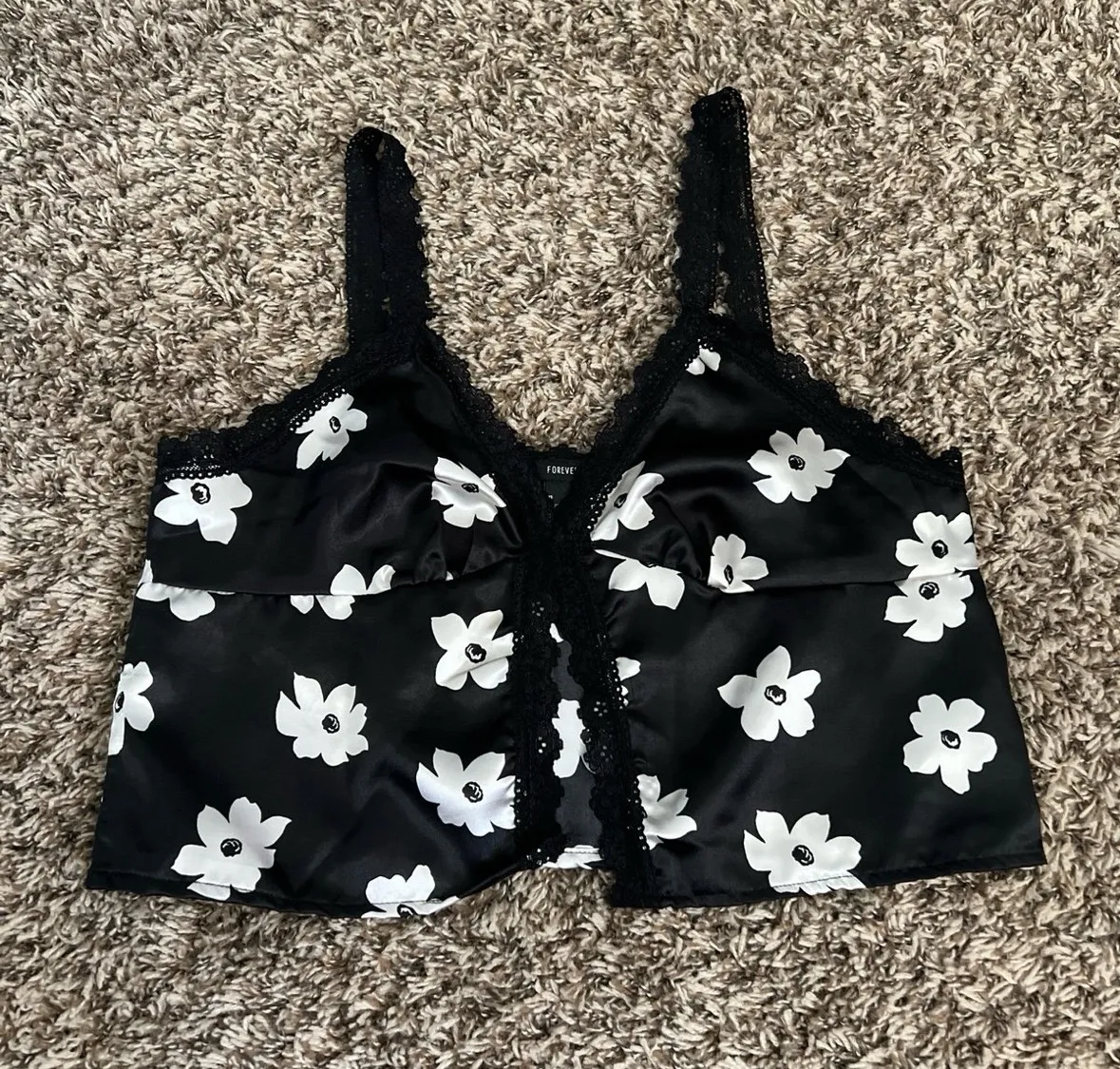 Black & White Floral Print Crop Top - Image 2