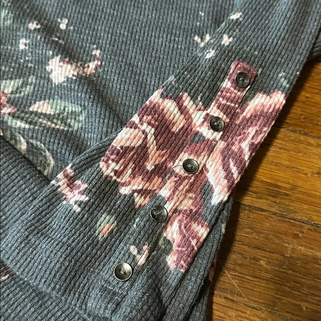 Maurices 24/7 Gray and Pink Floral Waffle Knit Top, Large - Image 5