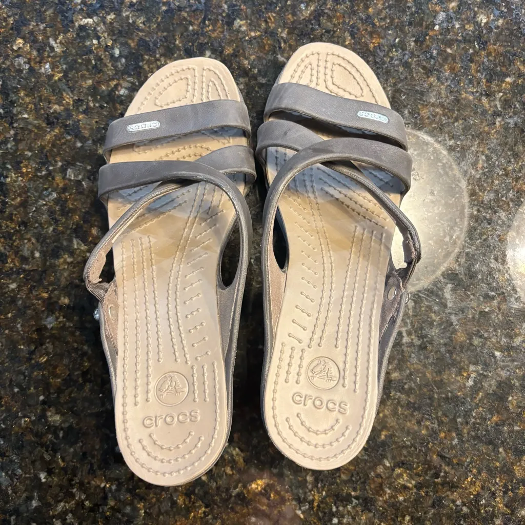 Crocs Women's Cyprus IV Slip‑On Block Strappy Heel Size 9 M Espresso/Mushroom - Image 3