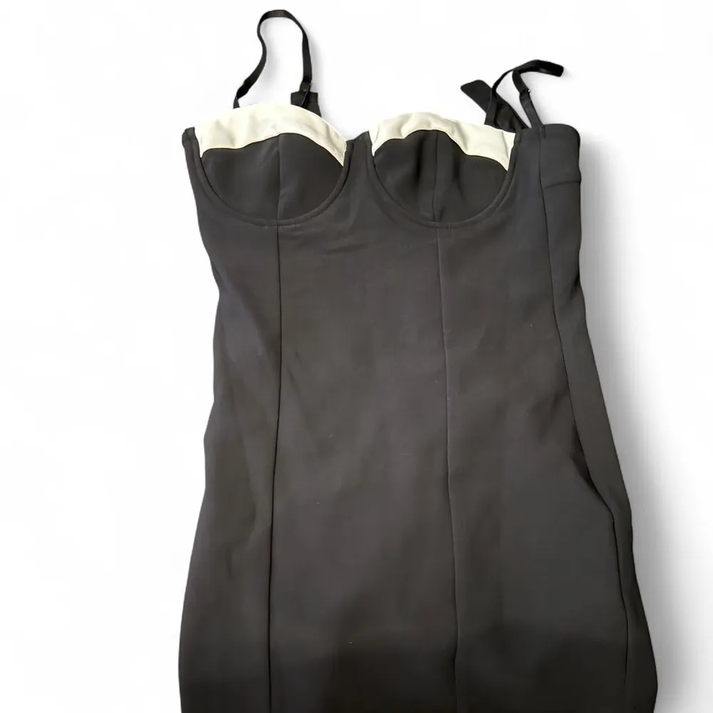 Edikted Built In Shorts Romper
Size small - Image 3