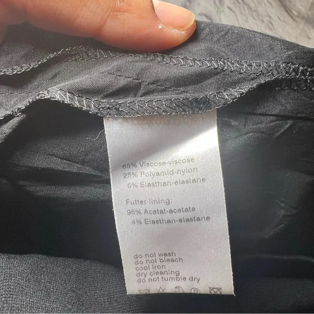 Akris Punto skirt. Solid‎ black color. Skirt is lined. Size 10. - Image 4