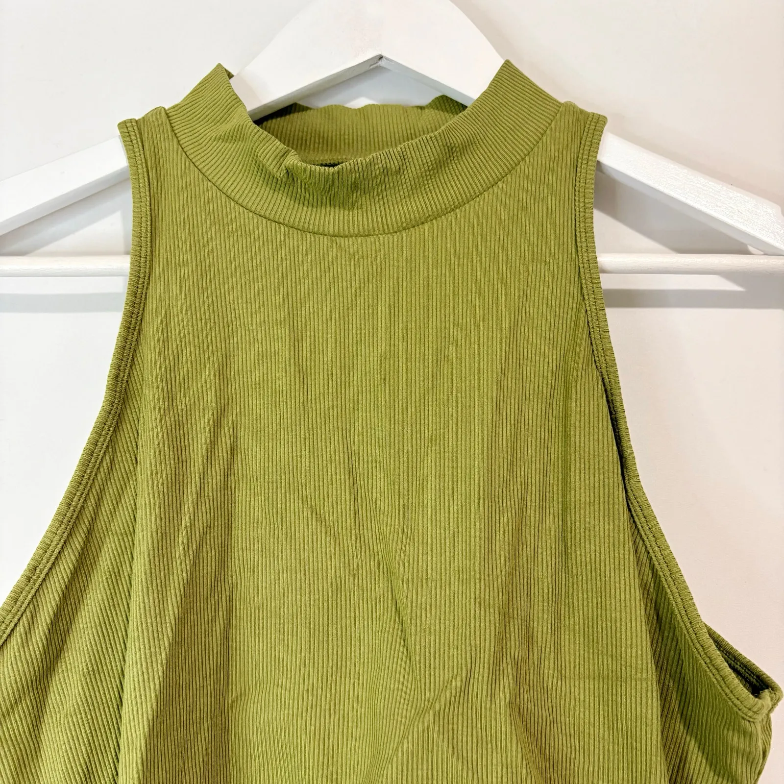 Halara Women’s Sleeveless High Neck Cropped Tank Top Olive Green Size XL NWT - Image 2