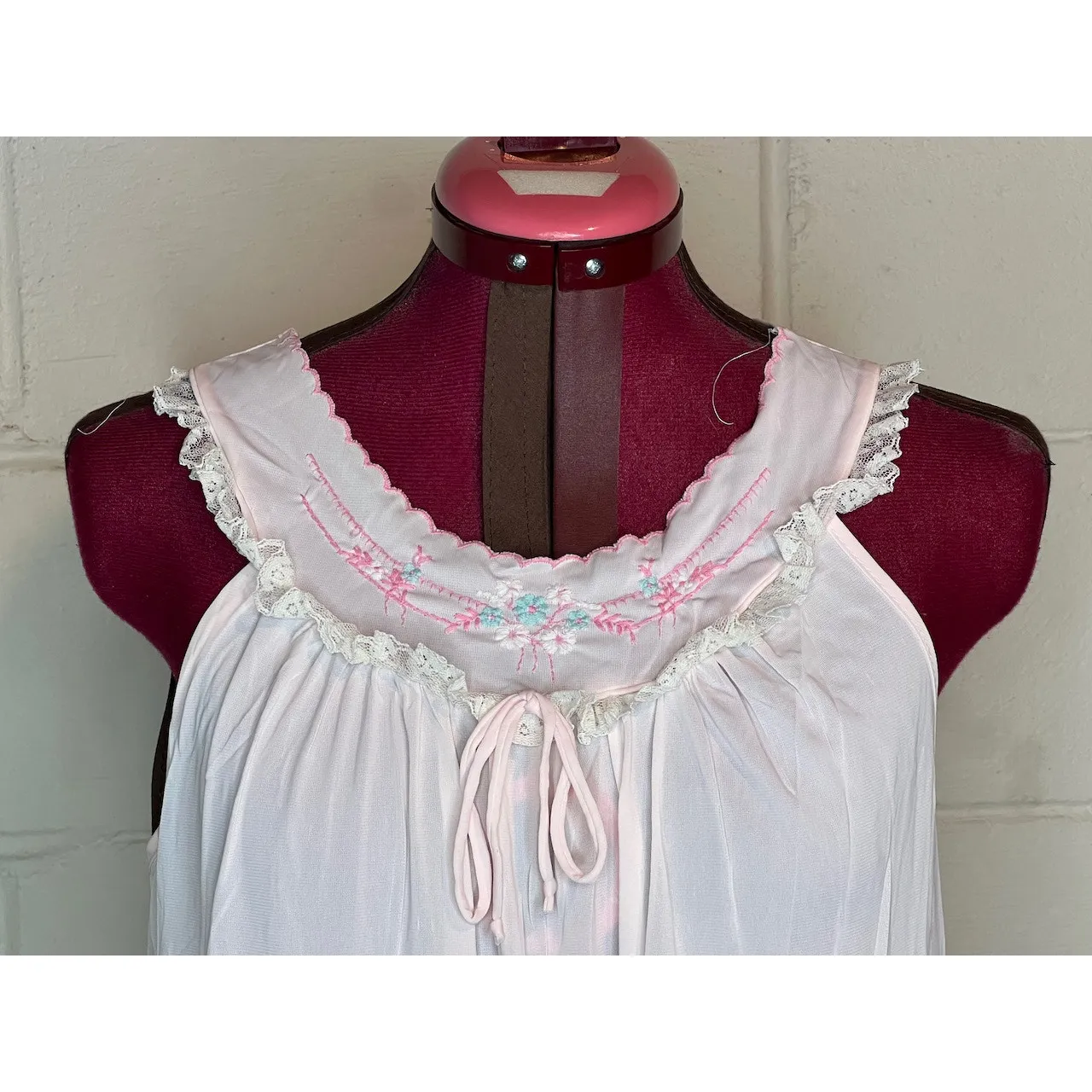nightgown satin pink embroidered collar Size M - Image 3