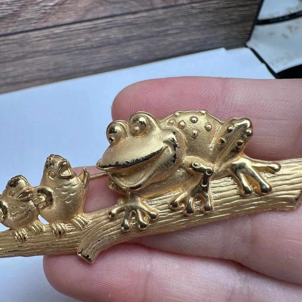 JJ Frog With Birds On A Log Brooch Pin Gold Tone Jonette Jewelry - Image 6