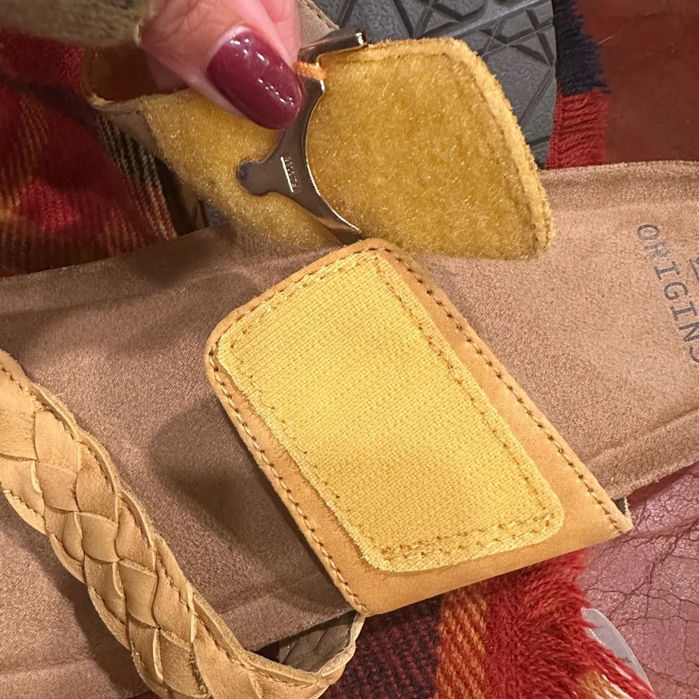 NWOT EARTH ORIGINS Onida Braided Toe-Post Leather Sandals Women YELLOW COLOR - Image 5