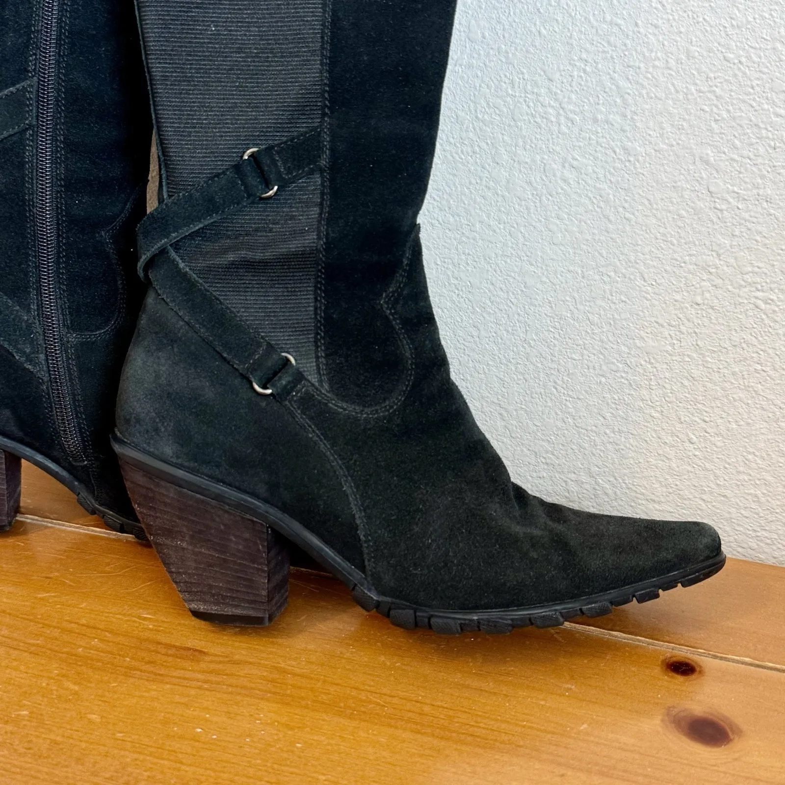 Aquatalia Women's Black Knee High Suede Boots 2 Inch Heel Size 6 Made In Italy - Image 2