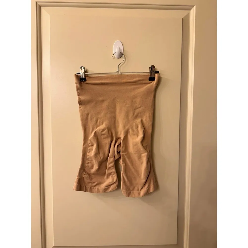 Skims Seamless Sculpt Mid Thigh Short Size 2X/3X
Ochre - Image 4