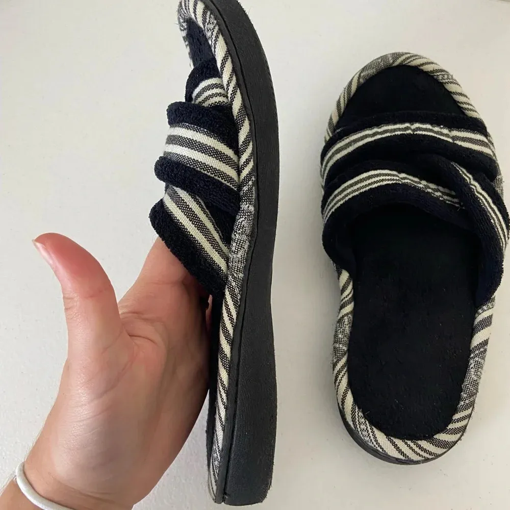 Isotoner EUC |‎  women’s solid bottom slippers — size 7.5-8 - Image 5