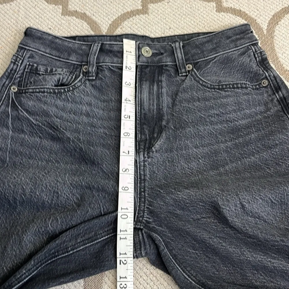 American Eagle Outfitters Strigid Mom Jean black Denim Jeans, size 2 - Image 4