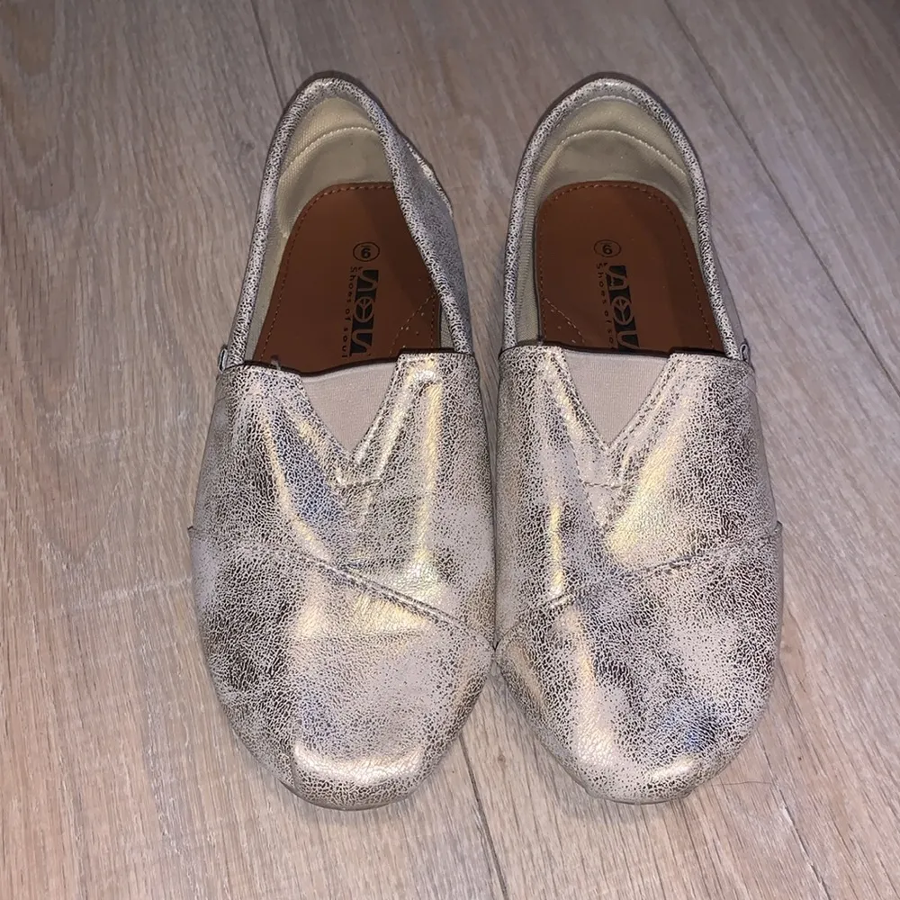 SOS Shoes of soul Silver Glitter Flats Size 9 - Image 2