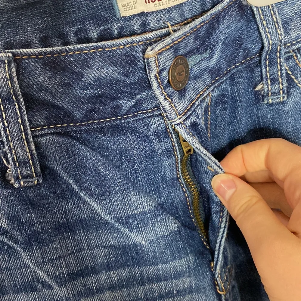 Hollister mid rise distressed cropped cuffed boyfriend medium wash jeans size 27 - Image 6