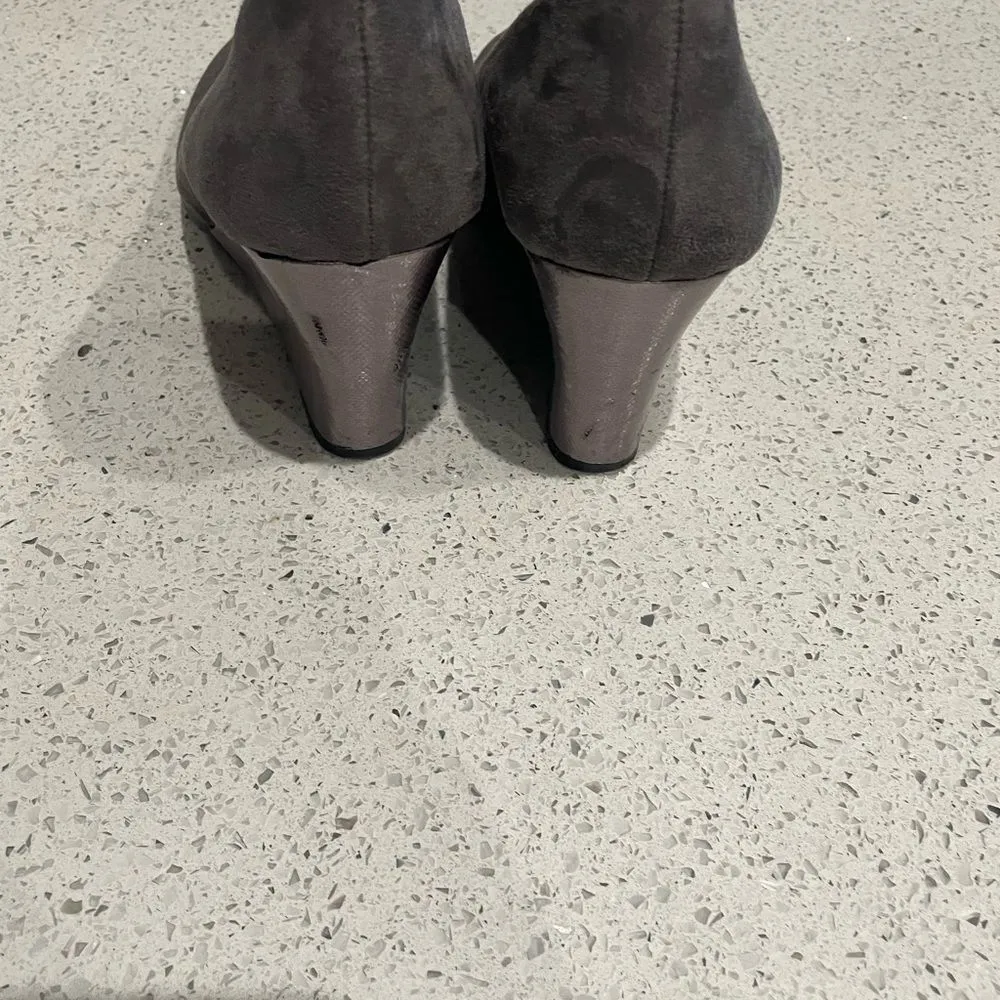 Aerosoles Women’s Aerosols size 10 silver plum wedge 
Suede - Image 3