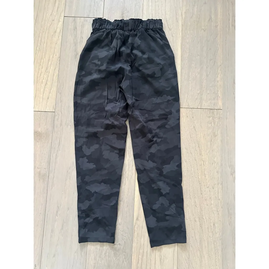 Women's Lululemon Black Grey Camo Pants Size 4 - Image 7