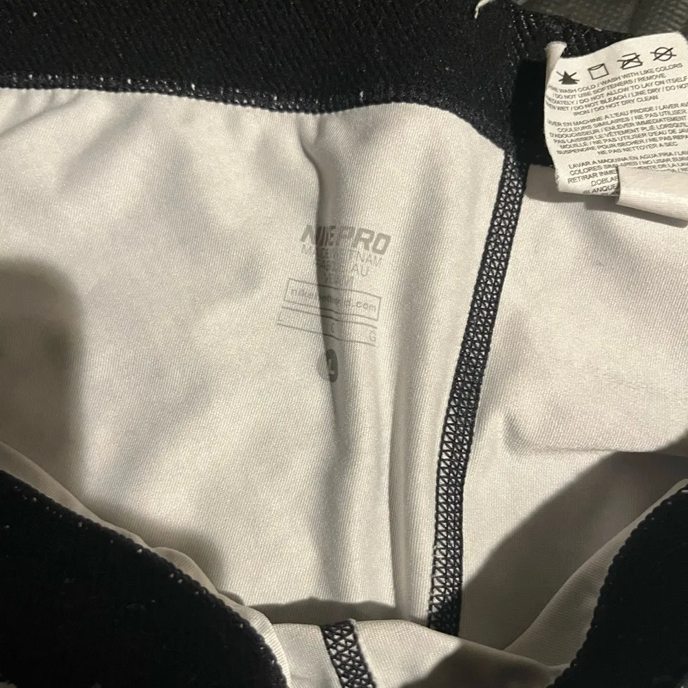 nike cropped leggings size large black and white snake print - Image 3