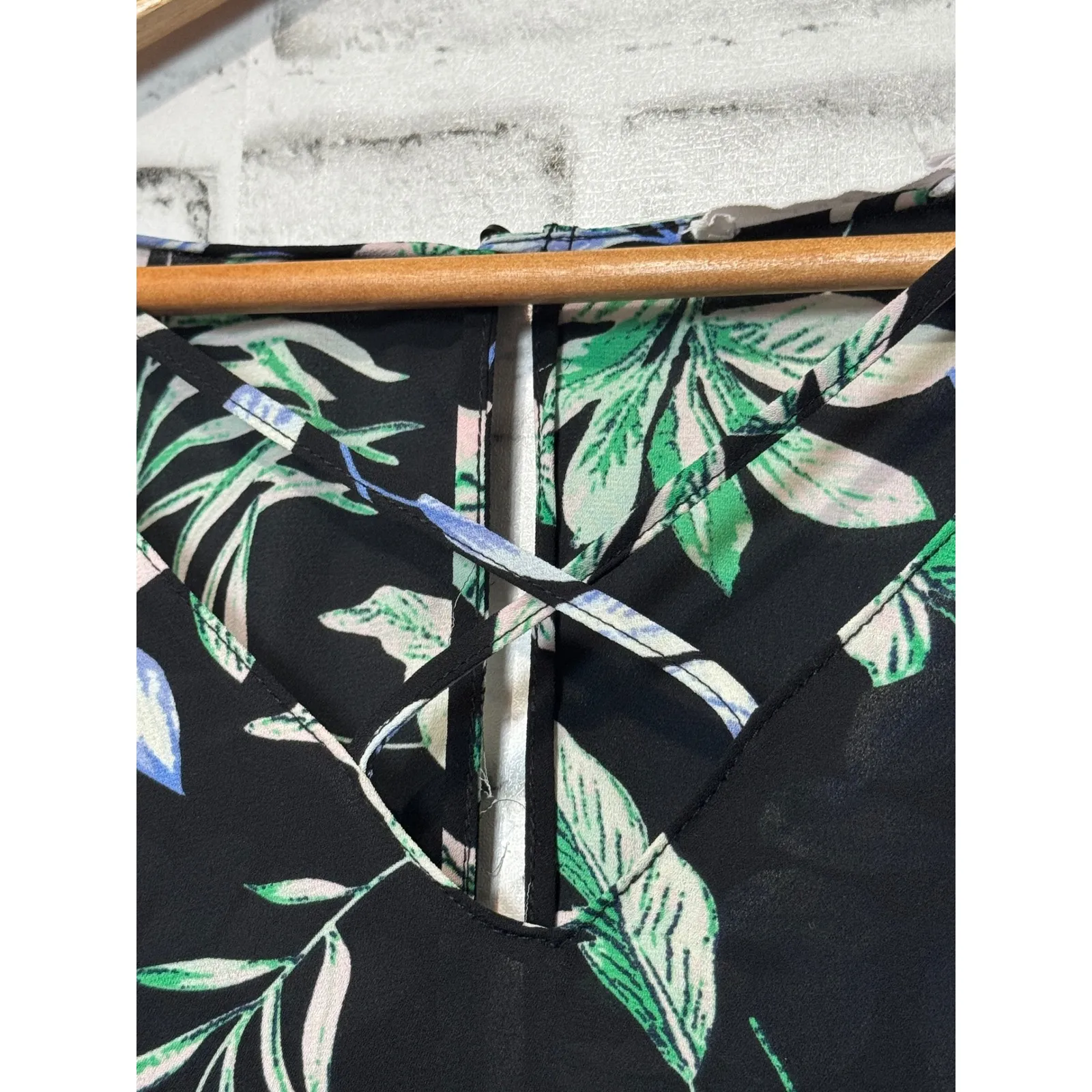 Lush Womens Top Medium Black Green Blue Floral‎ Keyhole Long Sleeve - Image 4