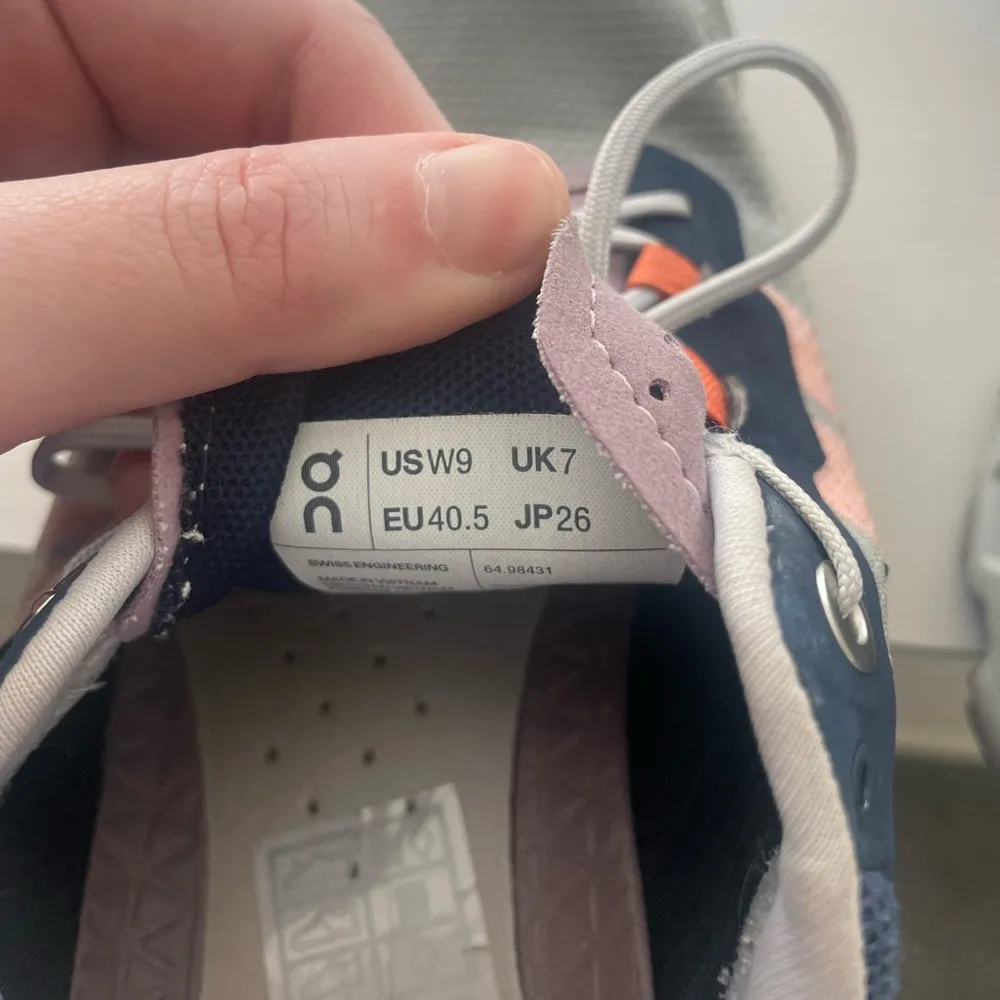 Women’s On Cloud size 9 - Image 5