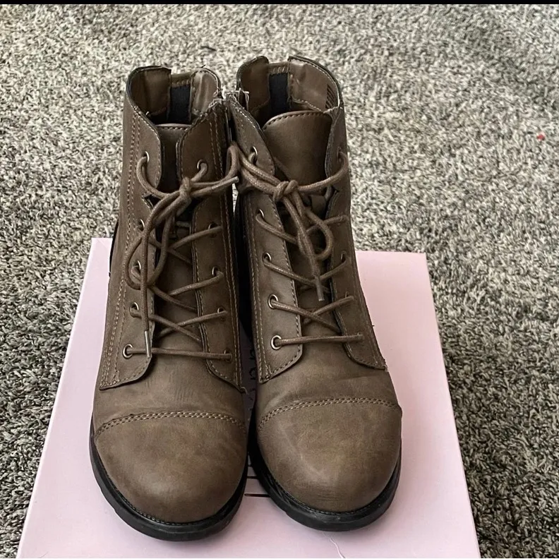 Madden Girl women’s Darria Stone pair boots size 9.5 - Image 2