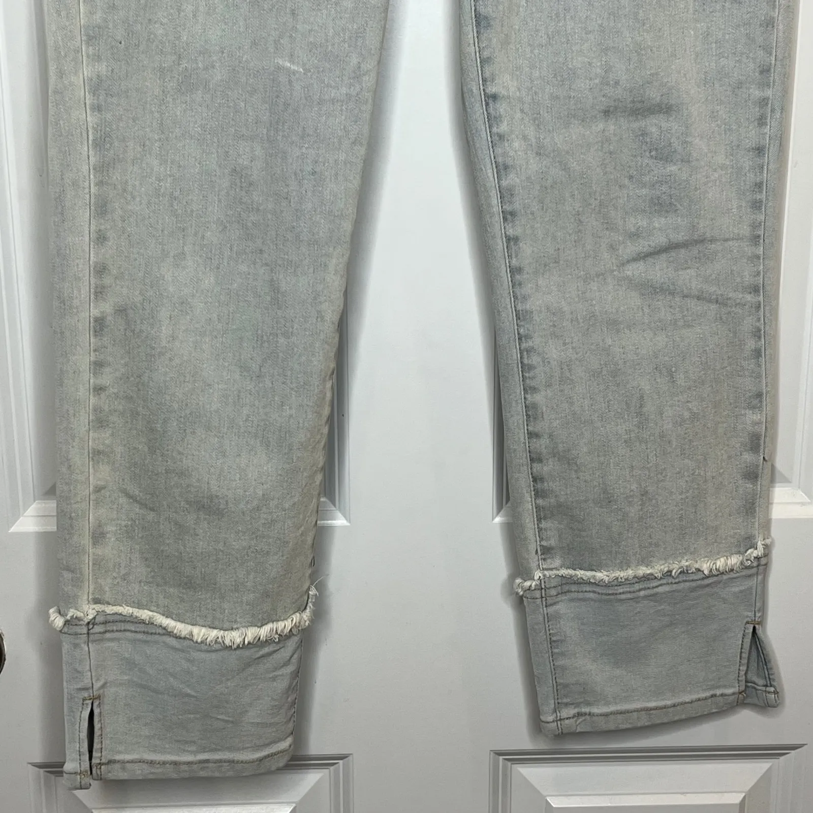 Charlie B Women Size 8 Light Wash Blue Frayed Hem Cropped Jeans - Image 5