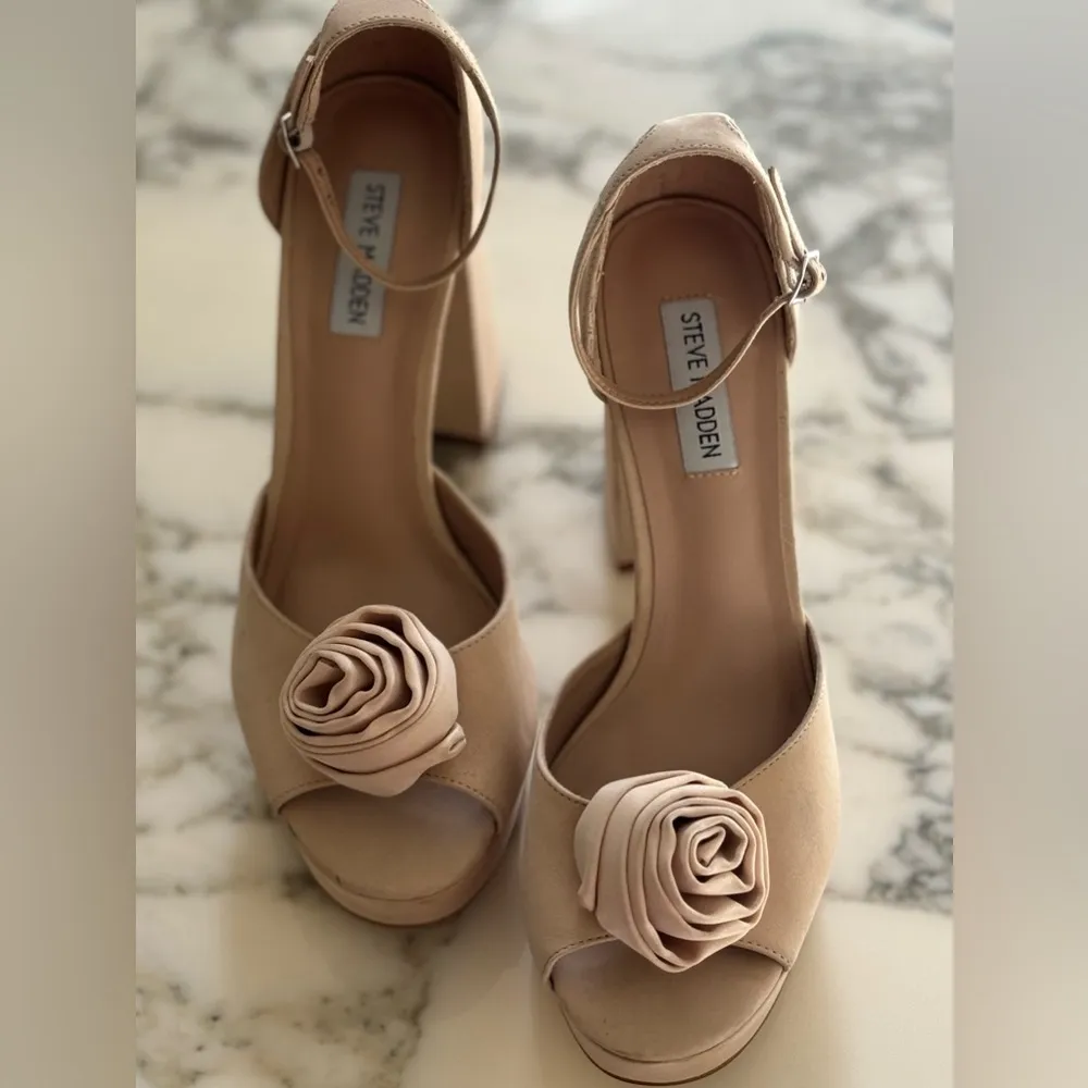 New Steve Madden Luminesce Platform Heeled Sandal Suede Blush minor scuffs - Image 3