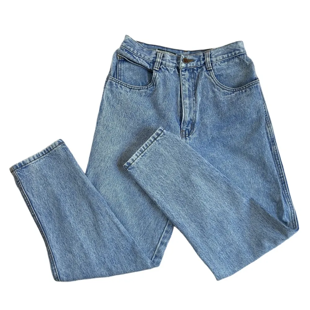 Vintage 80’s 90’s relaxed fit, high-waisted, tapered leg, light wash mom jean - Image 5