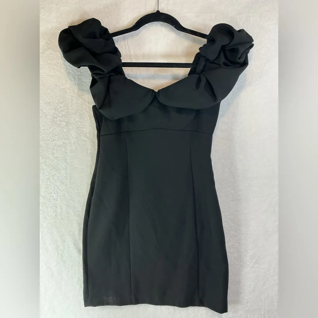 Elegant Black Dress with Statement Sleeves - Image 2