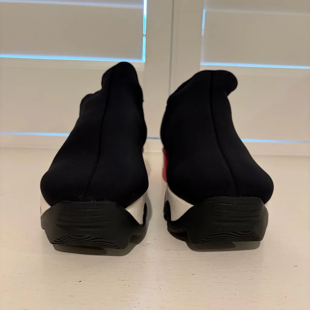 iRi Designed In New York Unisex Black and Red Neoprene Athletic Shoes Size 38/8W - Image 3