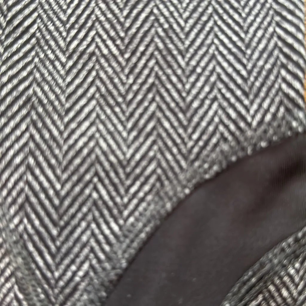 Lulu lemon size 4 crop leggings - Image 2