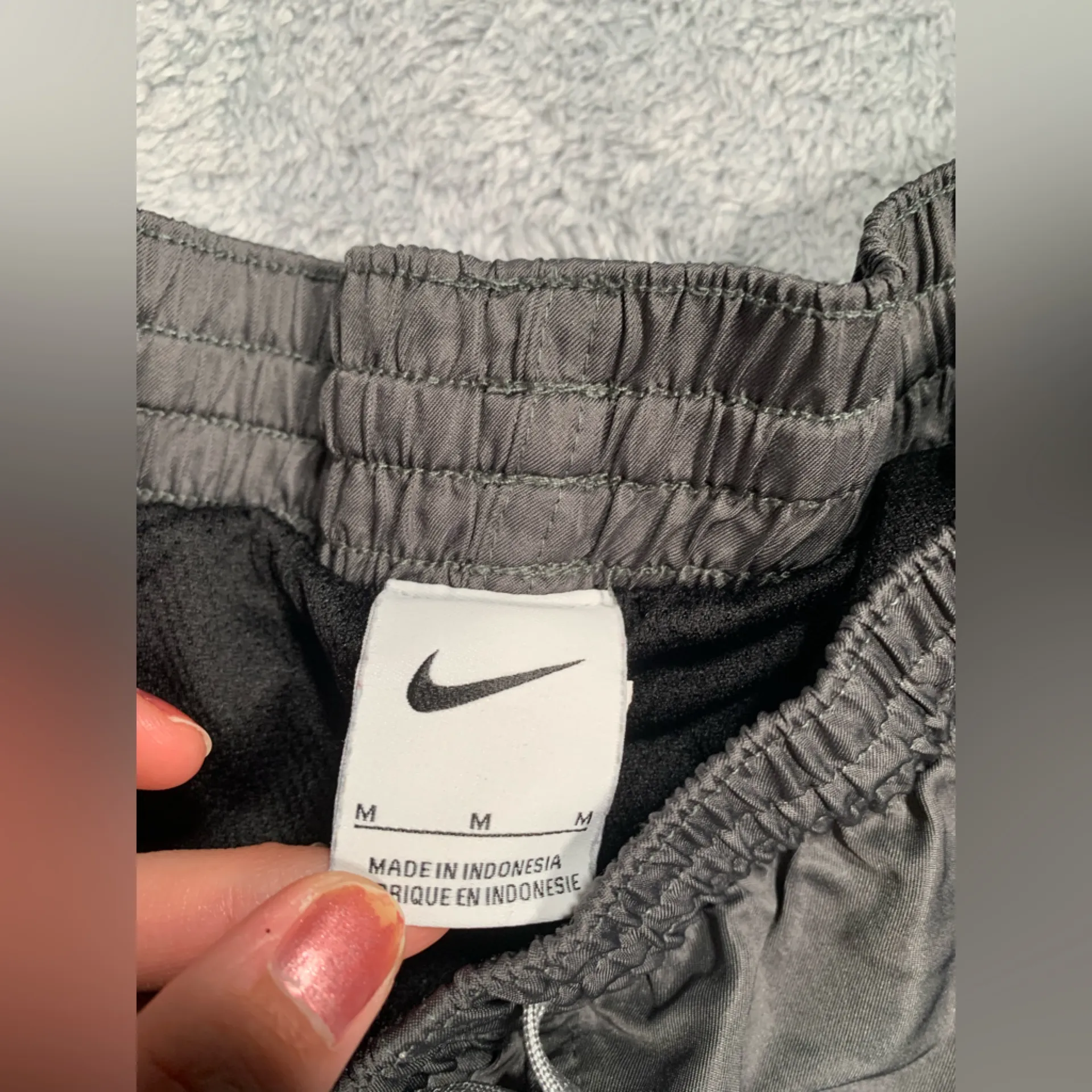 Nike athletic shorts medium gray - Image 5